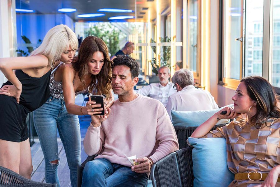 iq-hotels-milano-LiQuido_Bar_night_Veranda_people_DS